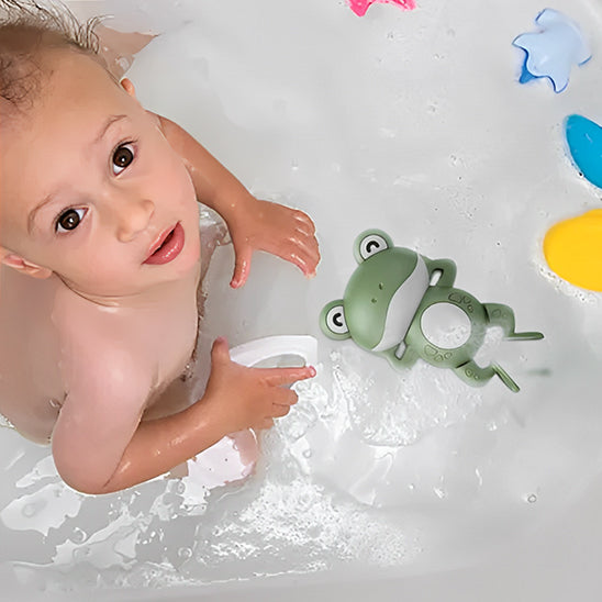 Mignonne horloge grenouille natation flottante