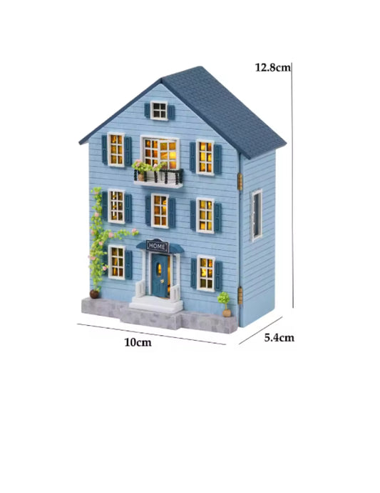 Mini maison de poupée en bois