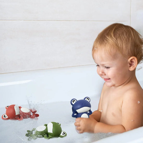 Mignonne horloge grenouille natation flottante