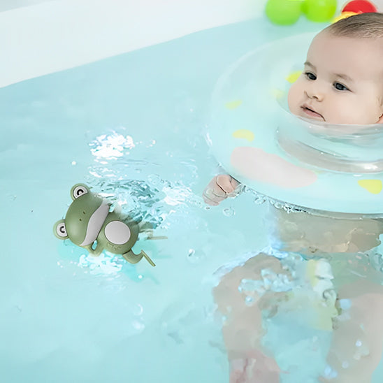Mignonne horloge grenouille natation flottante