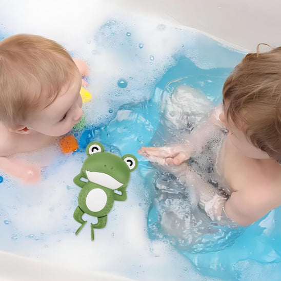 Mignonne horloge grenouille natation flottante